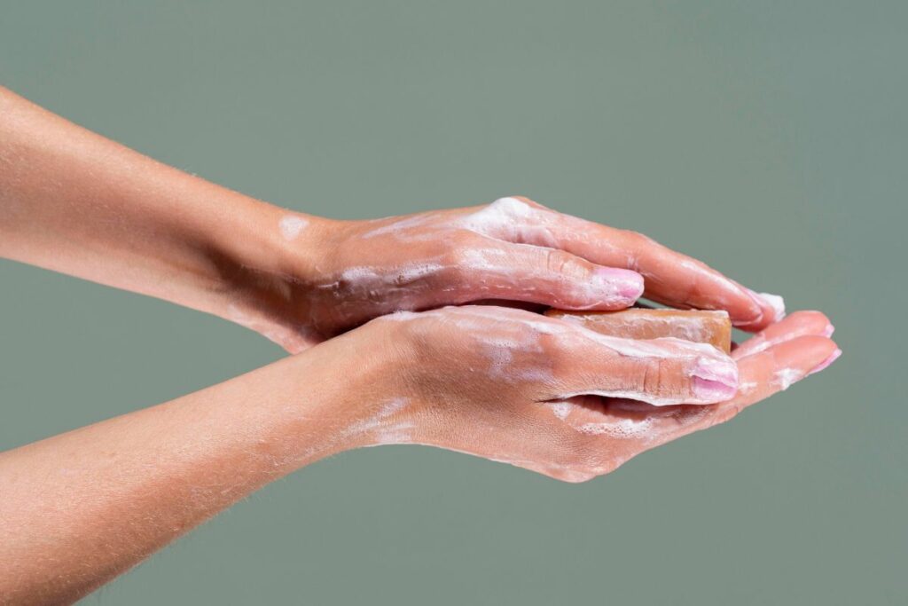 Lavarse las manos, un simple gesto que salva vidas. Celebra el Día Mundial de la Higiene de Manos el 5 de mayo. Foto: Freepik.