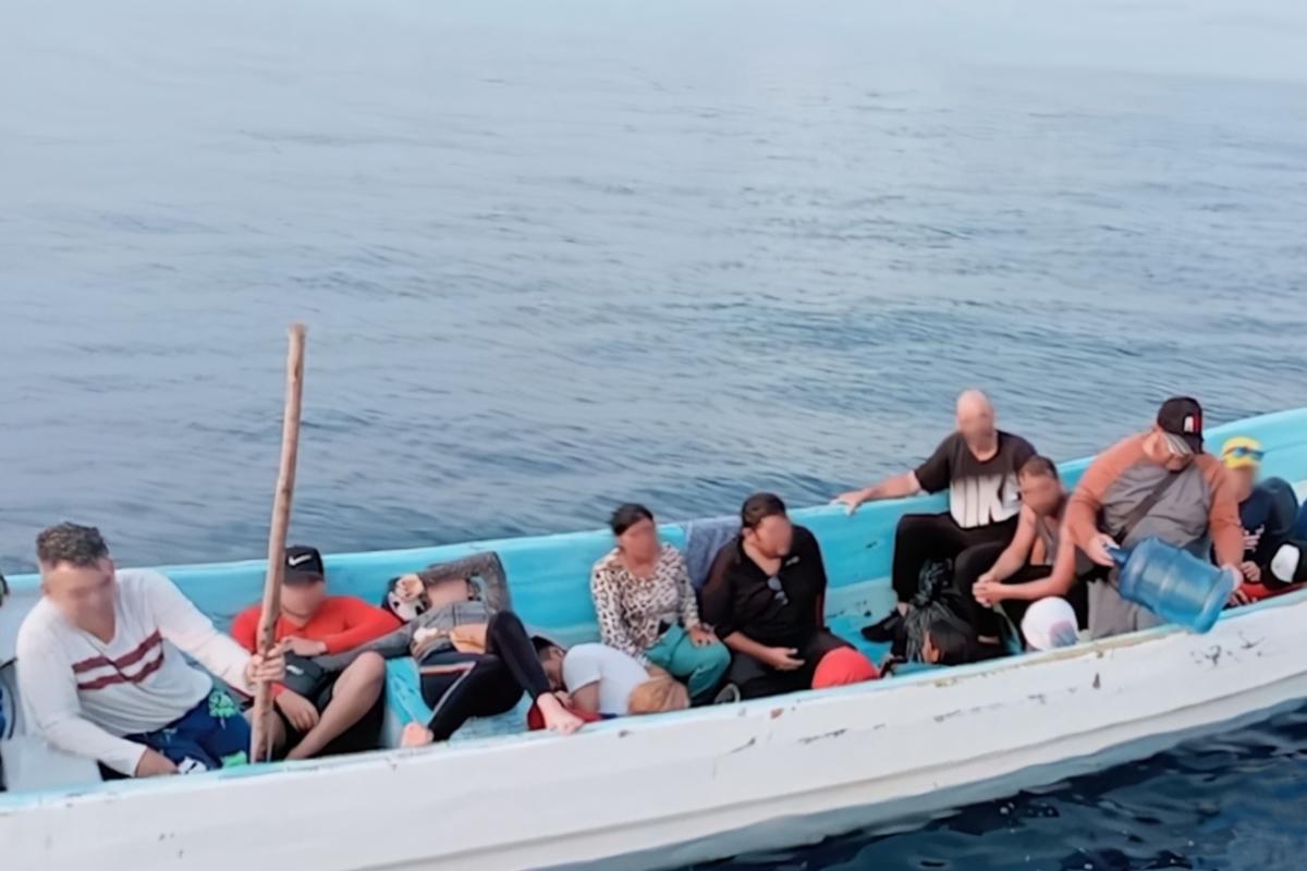 El grupo de 25 personas fue encontrado en medio del mar