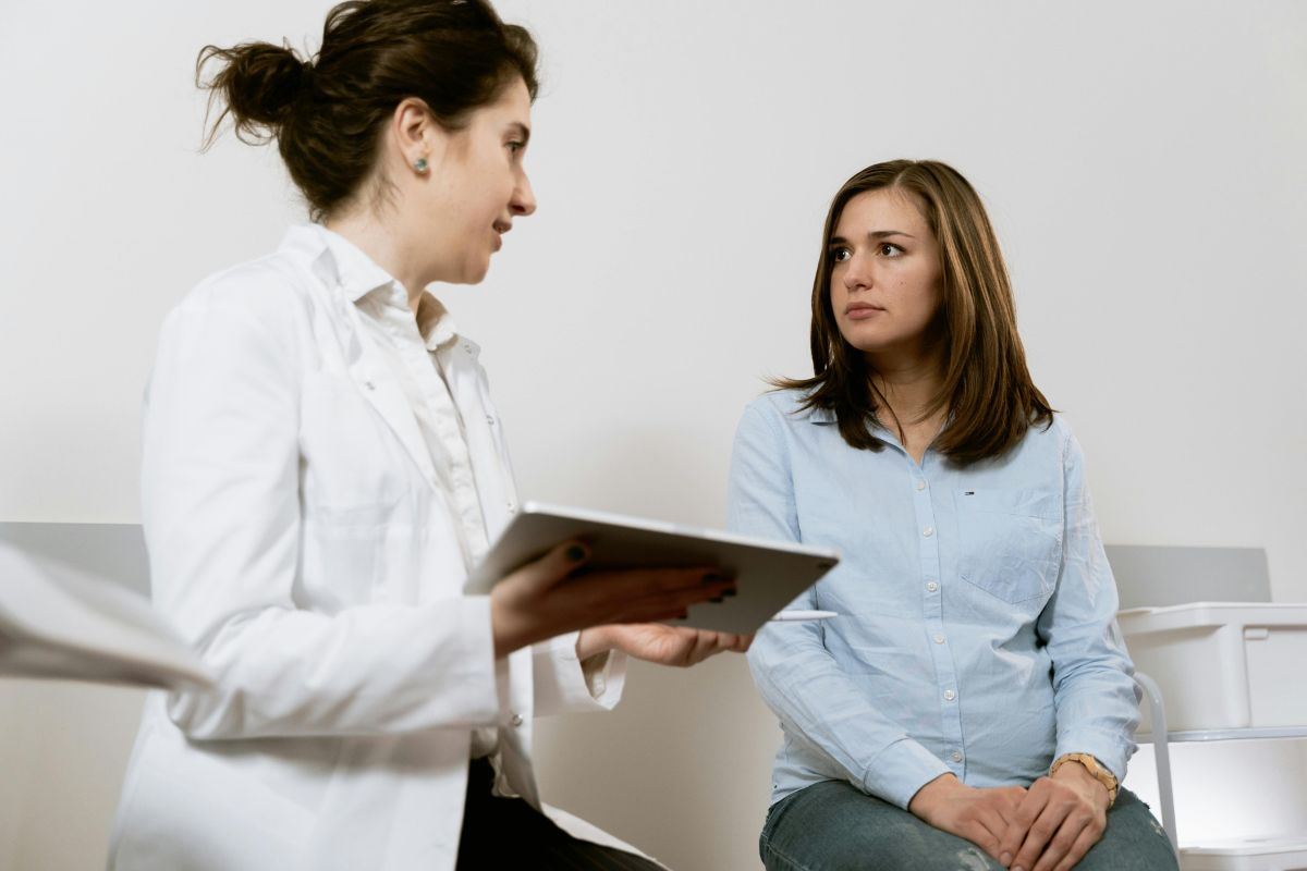 Paciente embarazada habla con su médico. Foto referencial/Pexels