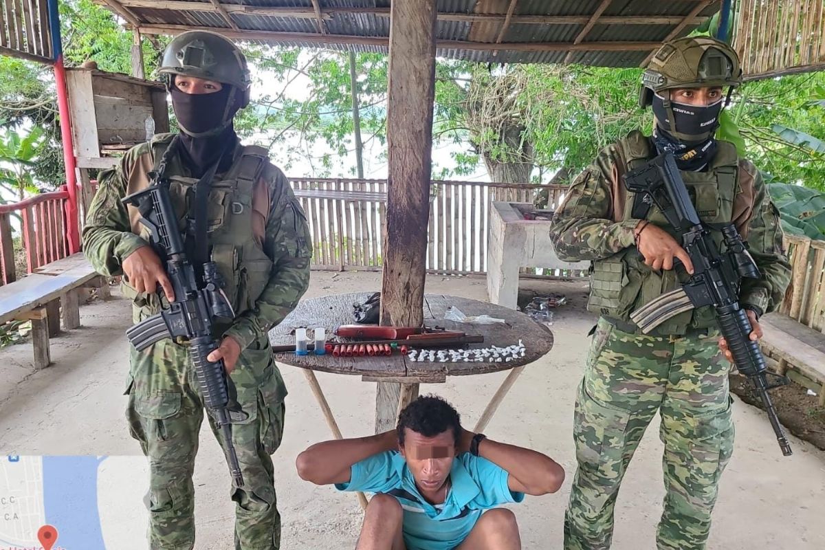 Los militares detuvieron a alias "Caetano", integrante del grupo terrorista "Los Tiguerones". El fue detenido durante las operaciones contra el terrorismo que se hicieron en Esmeraldas. Foto: X FF.AA.