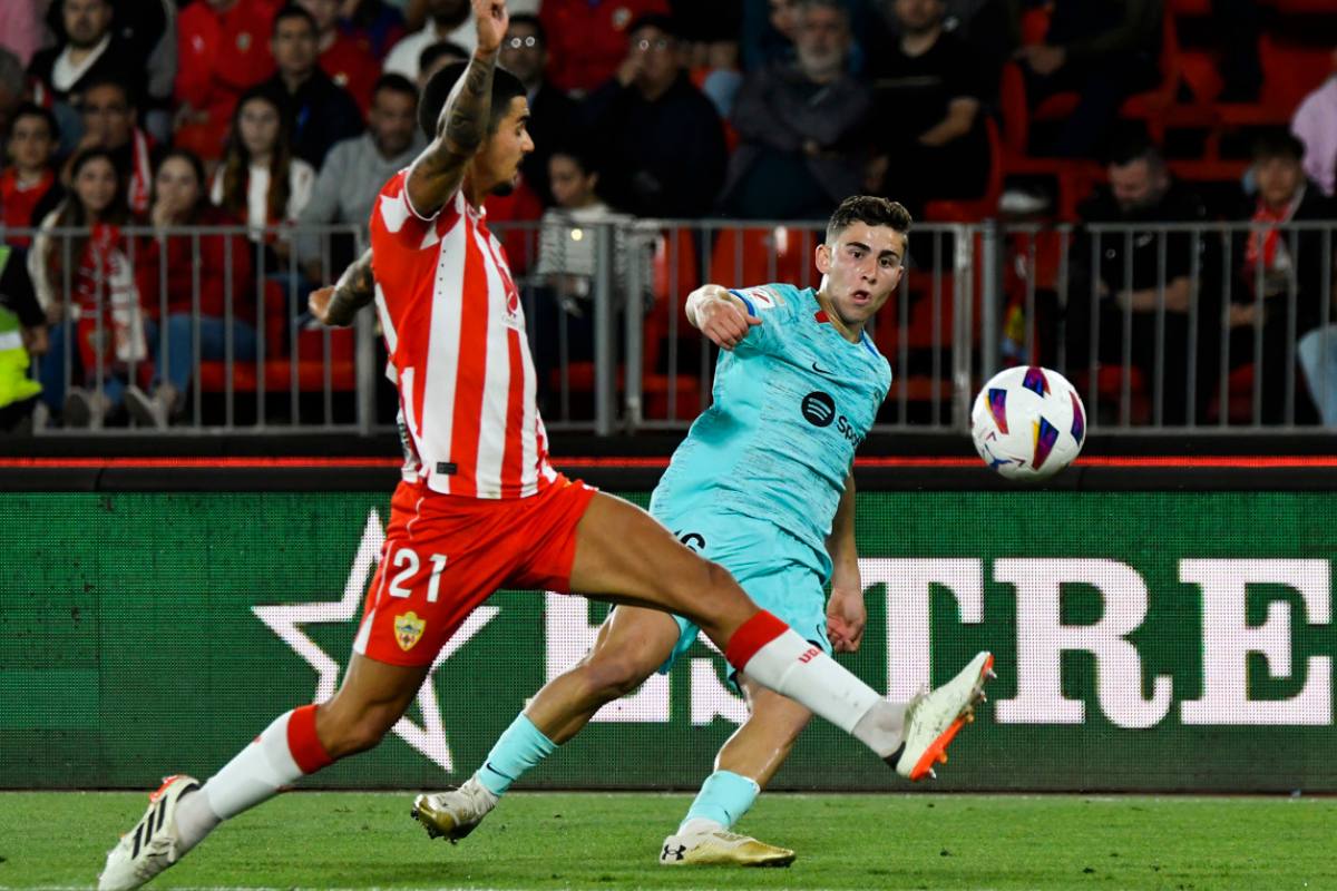 El defensa del Almería Chumi (izq.) disputa un balón ante el centrocampista el Barcelona Fermín, durante un partido de la jornada 36 de LaLiga EA Sports.