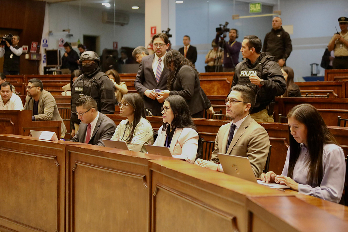 La fiscal, Diana Salazar se retiró de la Asamblea luego de conocer que intervendría Ronny Aleaga. Foto: X Fiscalía