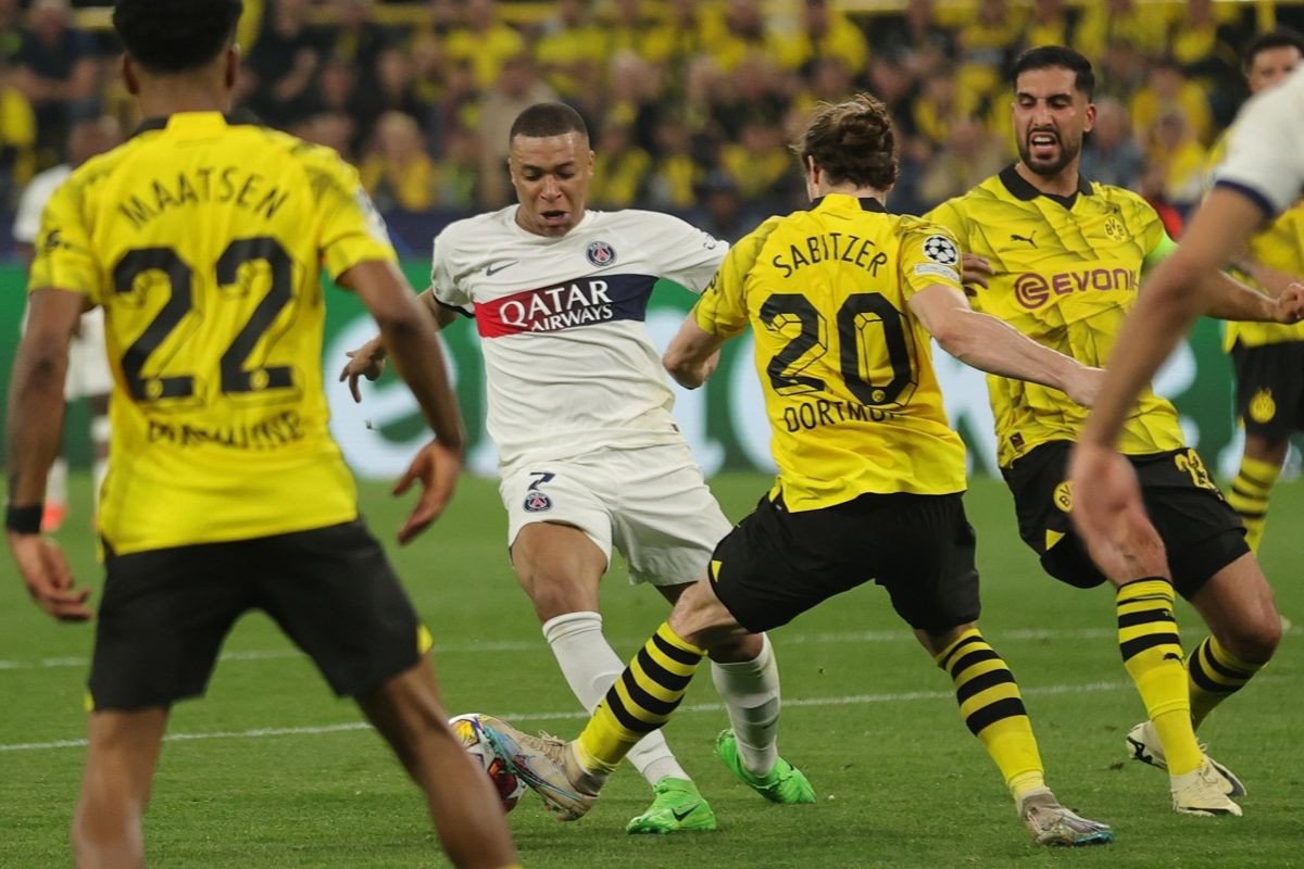 Kylian Mbappé, jugador del PSG, controla el balón ante sus rivales del Borussia Dortmund. Foto: Agencia EFE