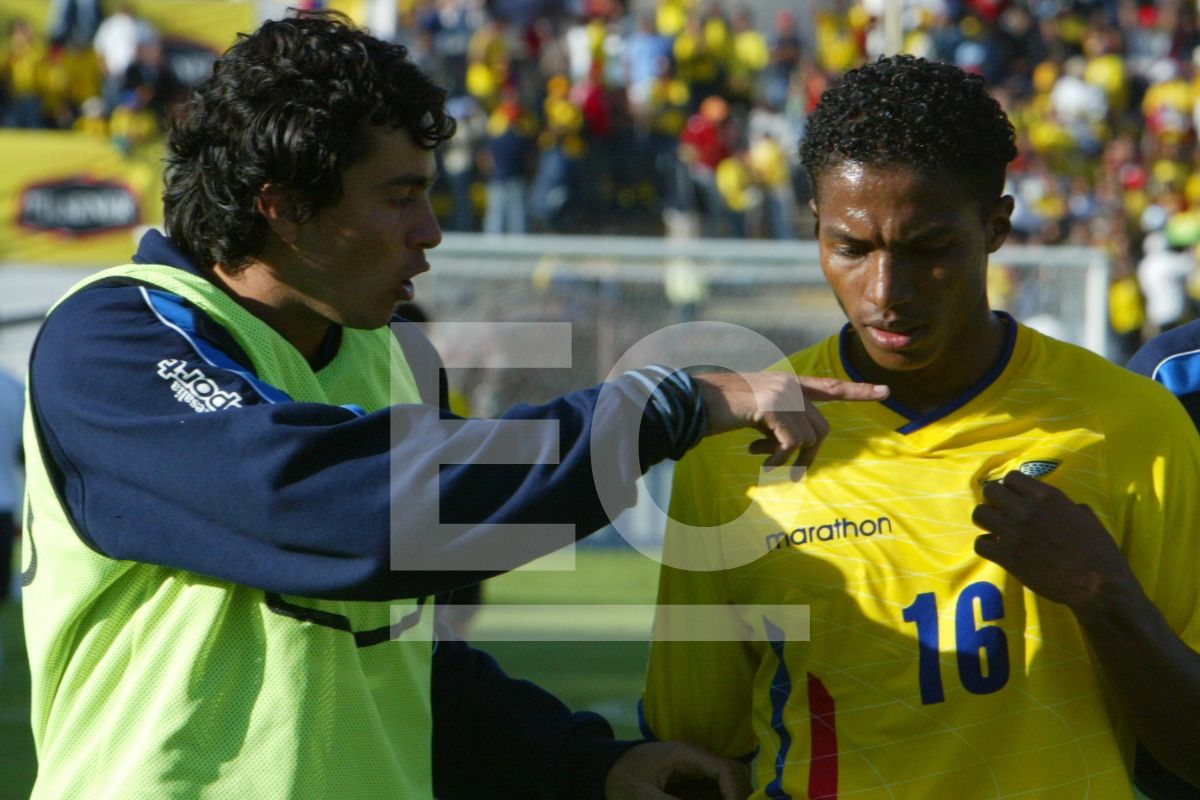 Jaime Iván Kaviedes (izq.) junto a Antonio Valencia (der.) en un partido por las eliminatorias sudamericanas. Foto: Archivo/EL COMERCIO