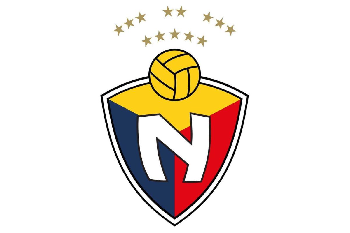 El Nacional tiene uno de los últimos escudos del fútbol ecuatoriano modificados. Foto: El Nacional