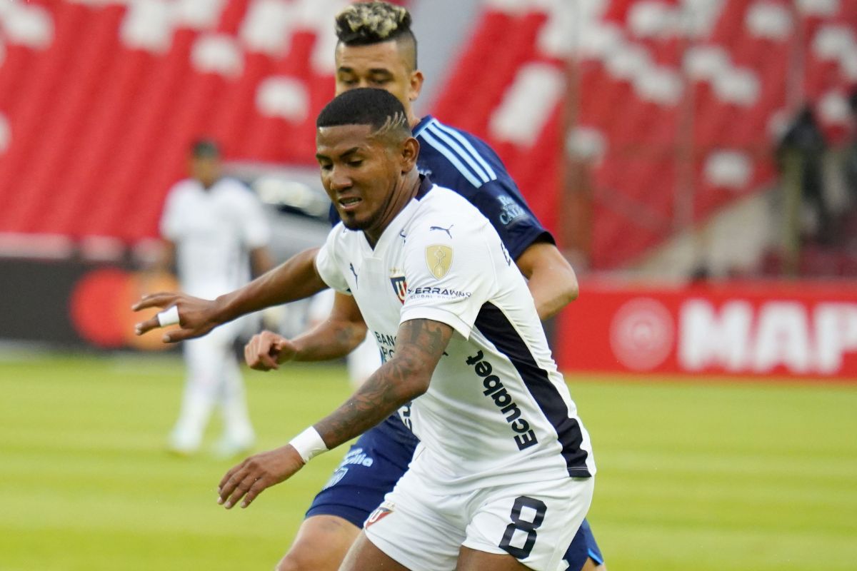 Luis Estupiñán de Liga de Quito defiende un balón ante un rival de Junior en la Copa Libertadores.