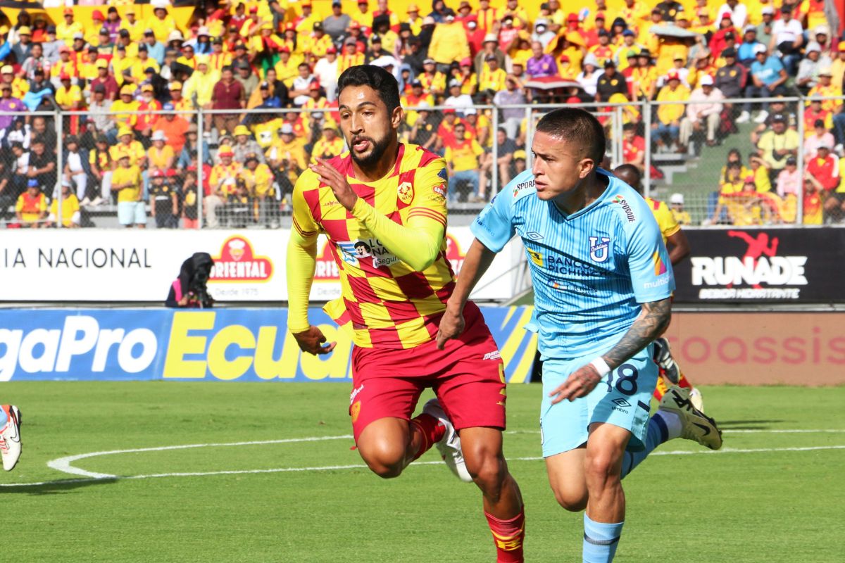 Jeison Medina (izq.) de Aucas disputa un balón con Layan Loor de Universidad Católica en la Liga Pro.