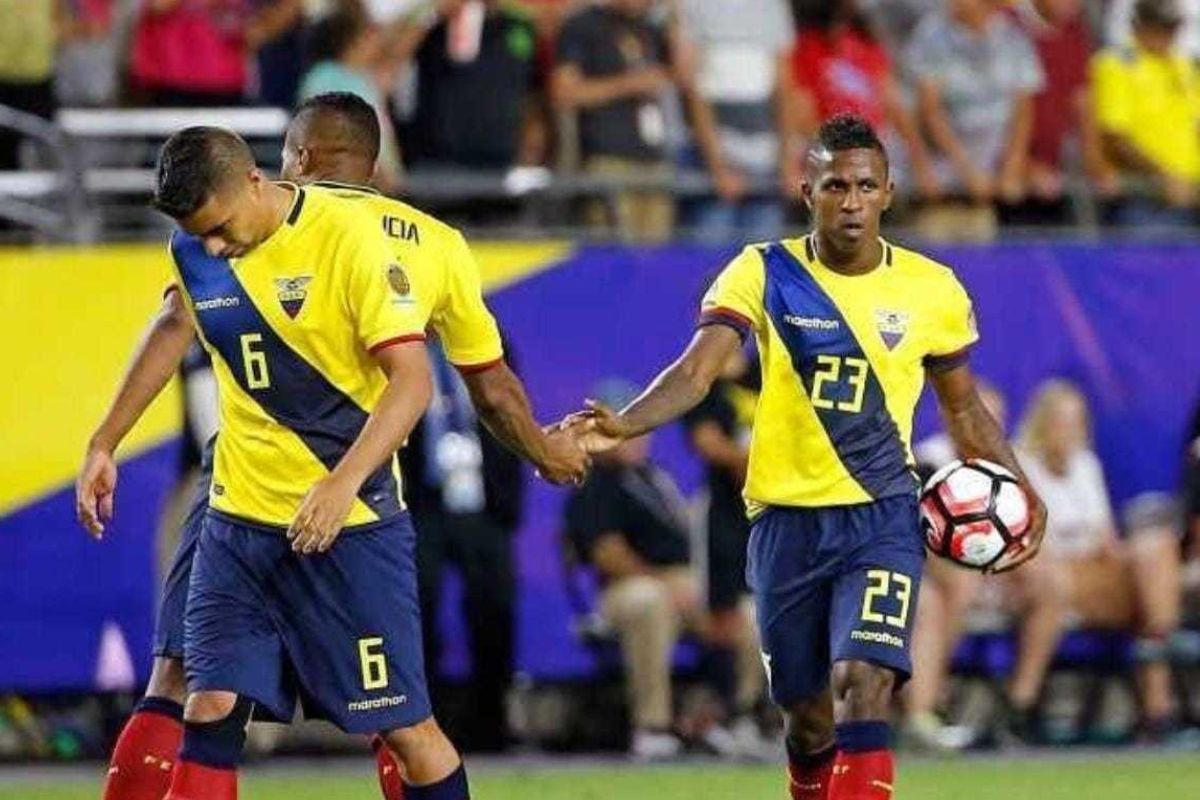 Miller Bolaños (der.) festeja uno de sus goles junto a sus compañeros en la Selección de Ecuador.