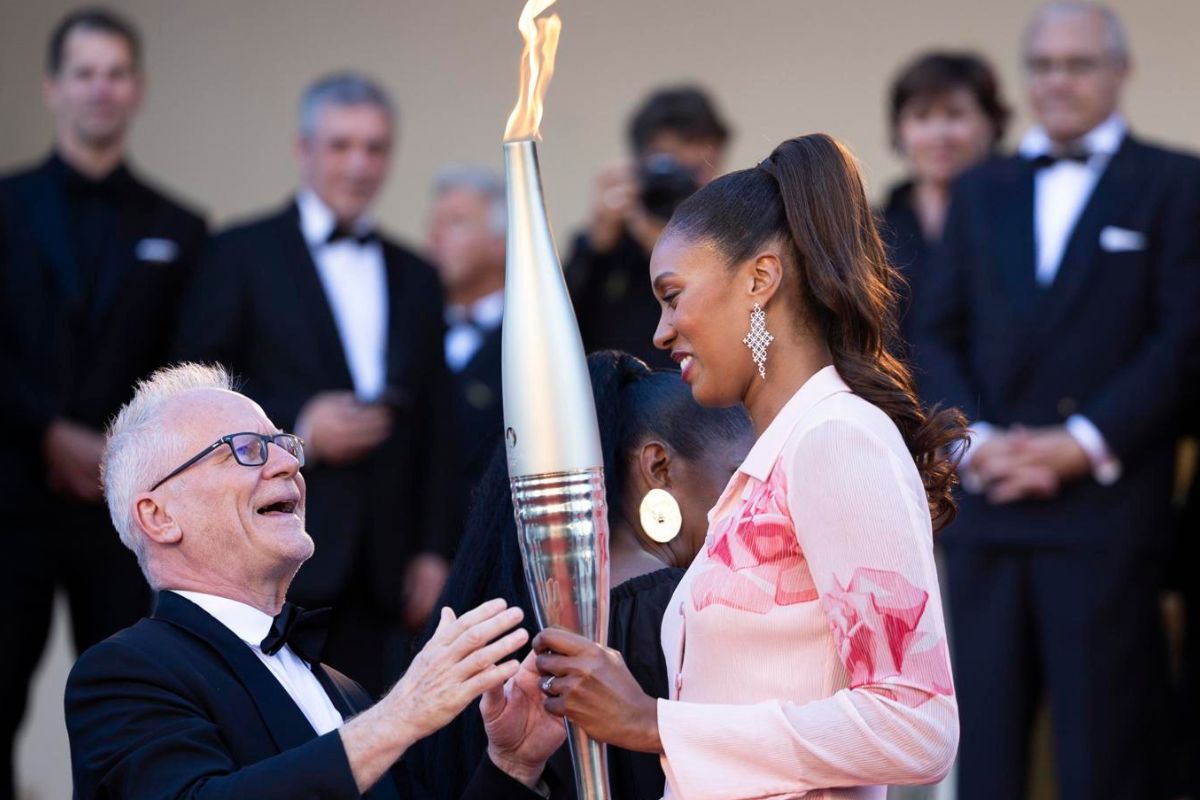 Atletas franceses con la llama olímpica en el Festival de Cannes.