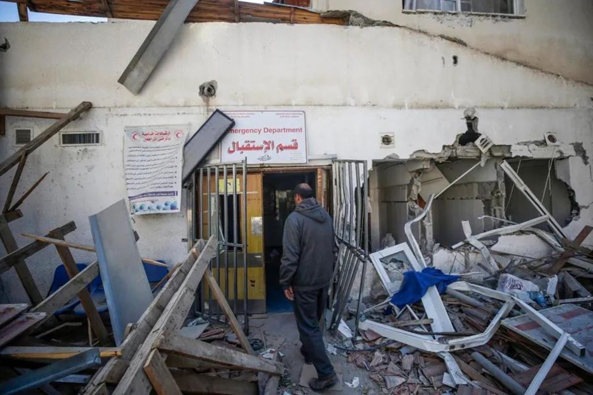 Un hospital de la Media Luna Roja Palestina en Jan Younis destruido en un ataque israelí.