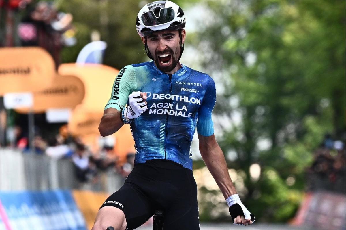 Valentin Paret-Peintre cruza la meta al ganar la etapa 10 del Giro de Italia.