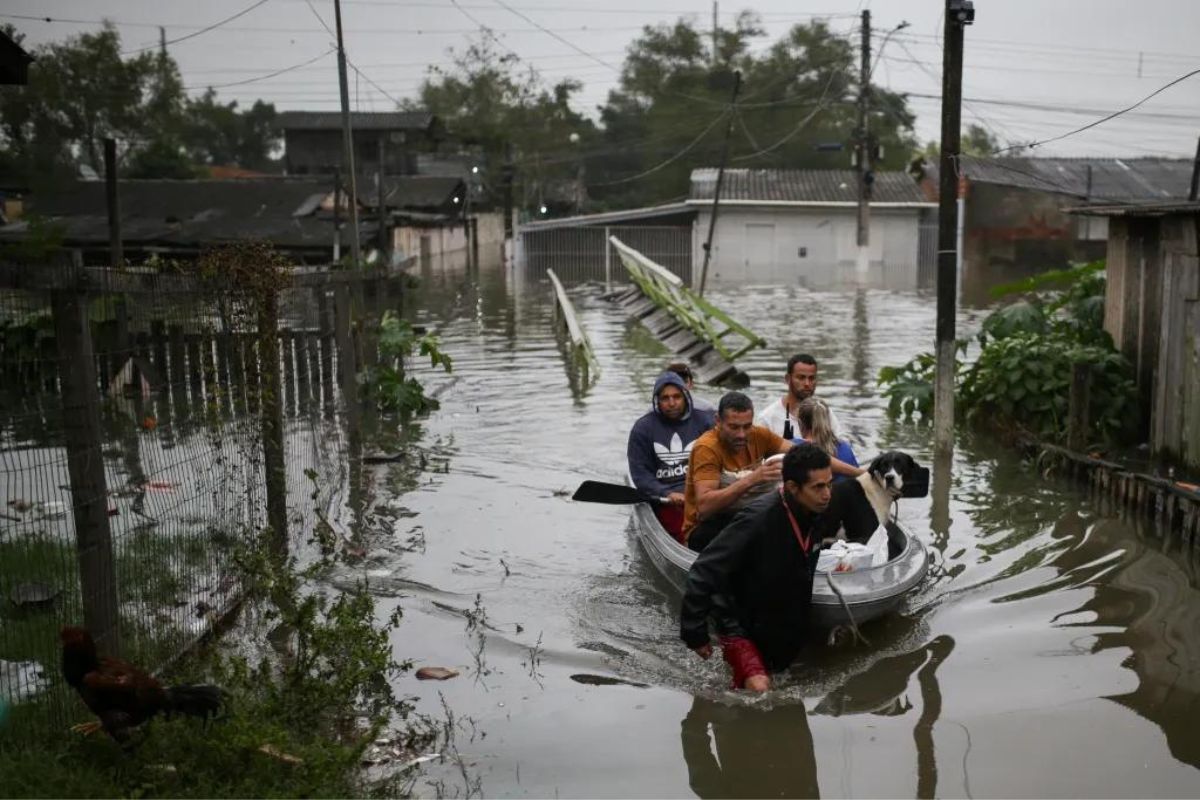 Miembros del barrio Sarandí rescatados en un bote durante una inundación, en Porto Alegre (Brasil)