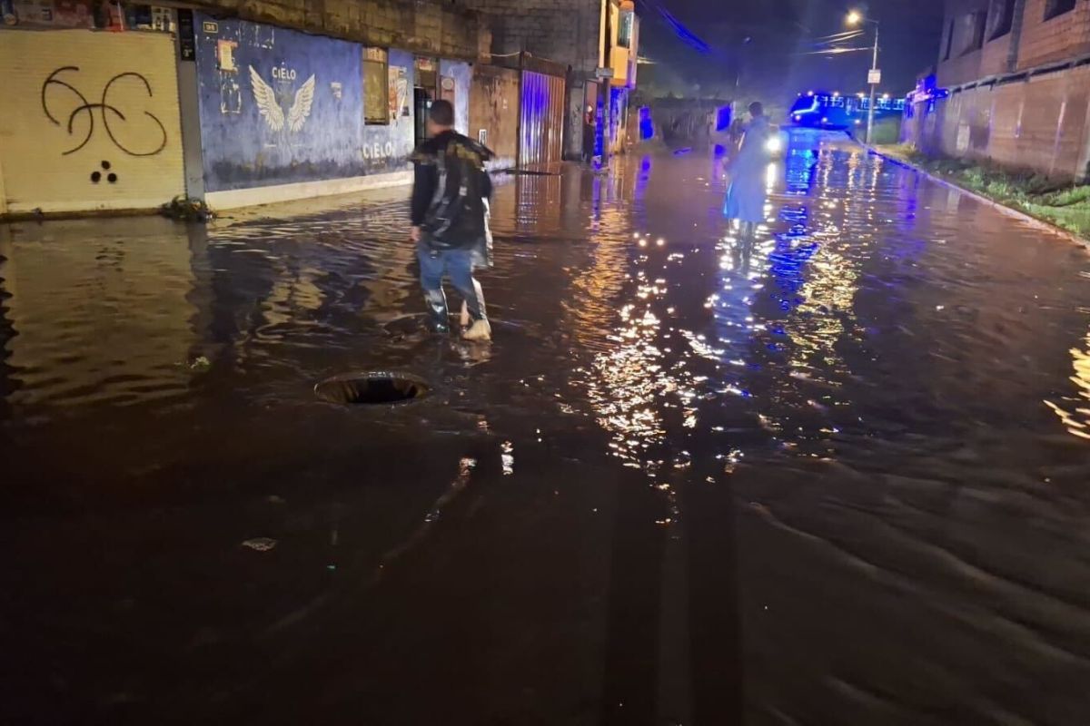La noche del 13 de mayo se registraron inundaciones en el sur de Quito, sector Lucha de los Pobres.