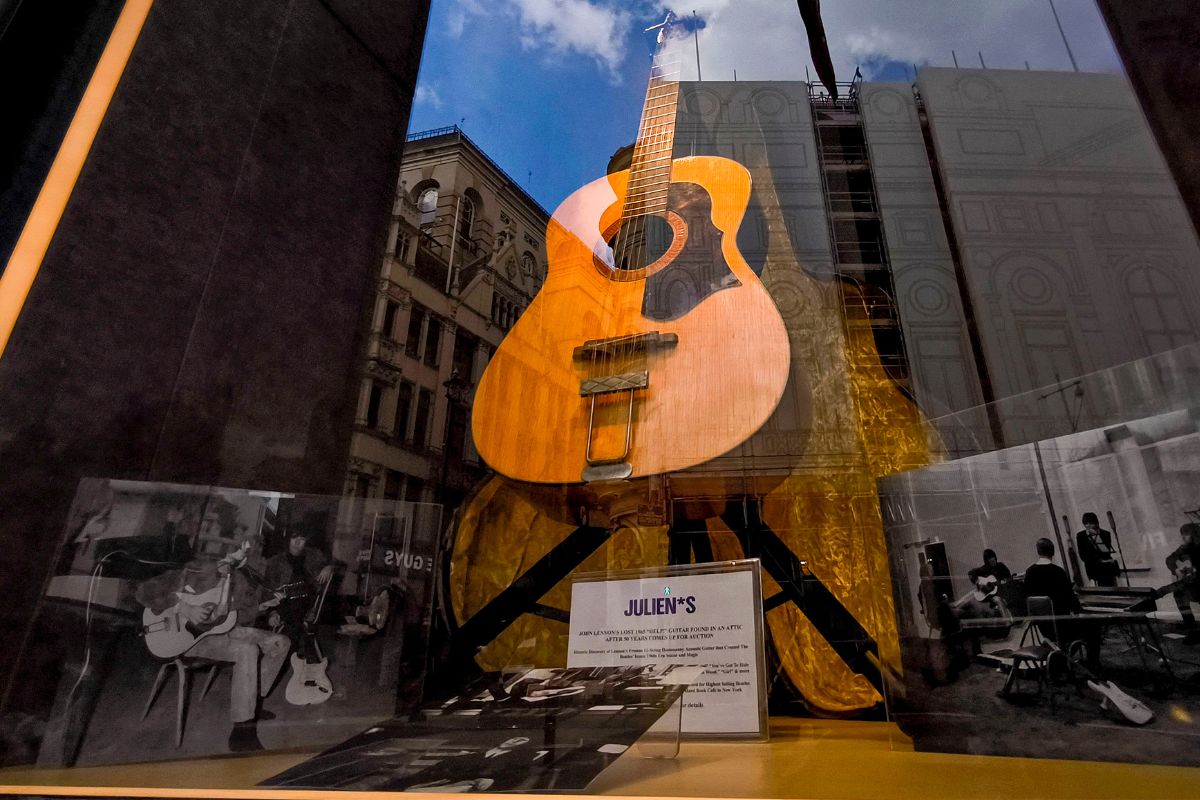La guitarrade John Lenon pasó por un concienzudo análisis para confirmar su autenticidad. Foto: EFE