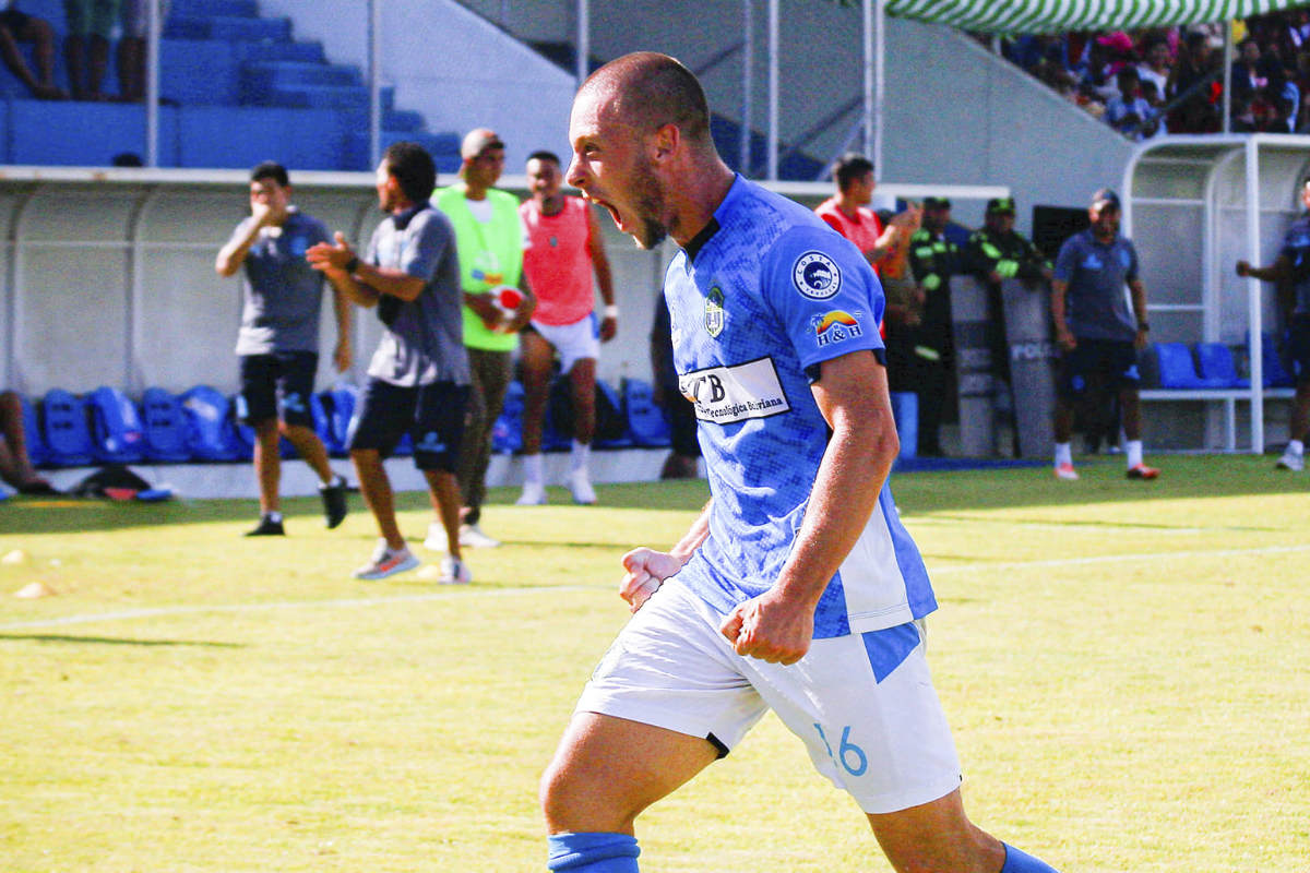 Felipe Pasadore celebra uno de los 12 goles marcados con San Antonio Bulo Bulo en el Apertura 2024. Foto: Facebook del club.