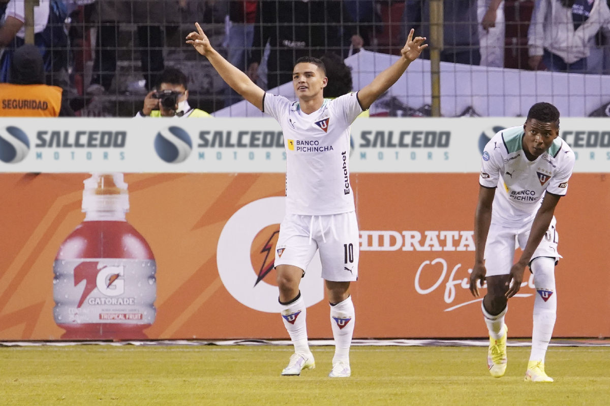 Alexander Alvarado celebra un gol anotado con Liga de Quito a Barcelona SC en la Liga Pro 2022.