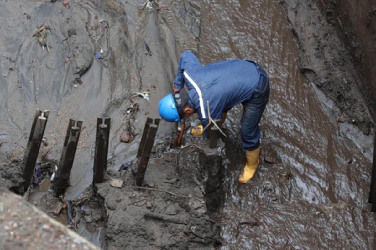 La Empresa Pública Metropolitana de Agua Potable y Saneamiento de Quito realizó este martes 28 de mayo la limpieza y mantenimiento permanente en la quebrada El Tejado