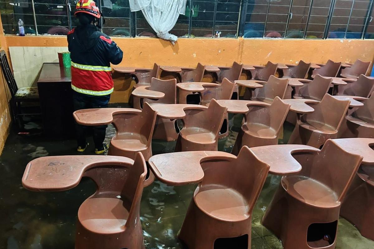 Una escuela se inundó en el sur de Quito