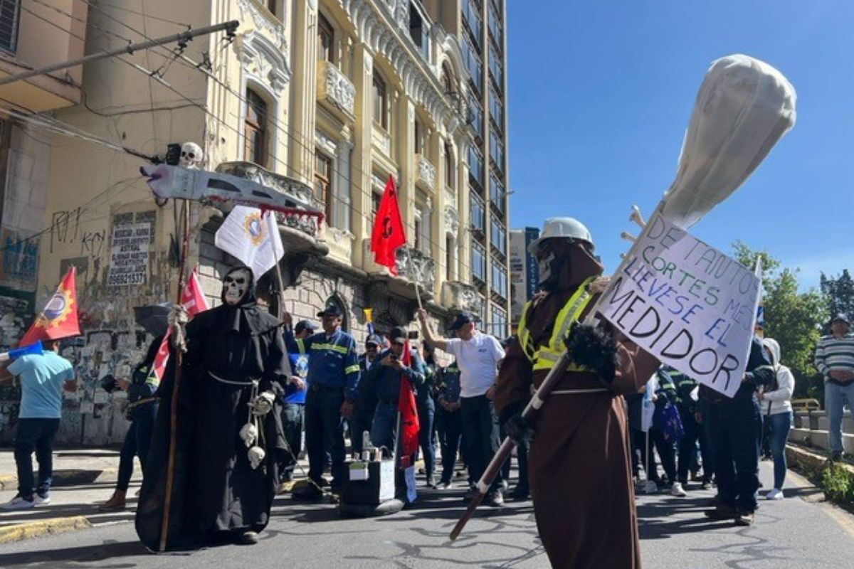 Marcha por el Día de los Trabajadores salió desde la Caja del Seguro y avanzó hasta la Plaza de Santo Domingo, en Quito. Foto: Ana Guerrero/El Comercio