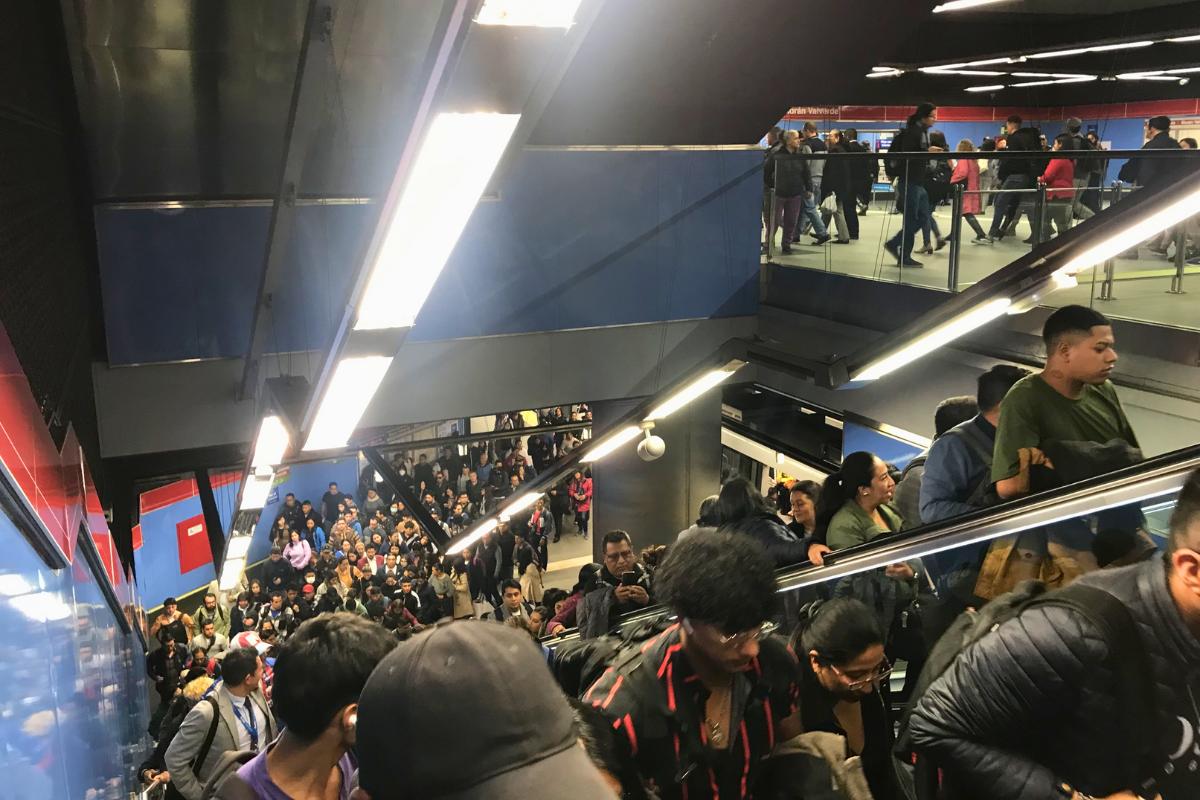 Decenas de ciudadanos se quedaron varados en el interior de las estaciones del Metro