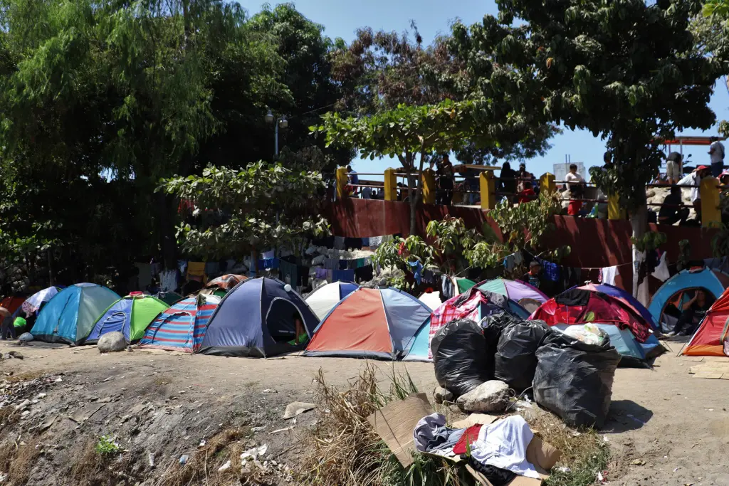 Migrantes permanecen en campamentos improvizados en una calle de la ciudad de Tapachula (México).