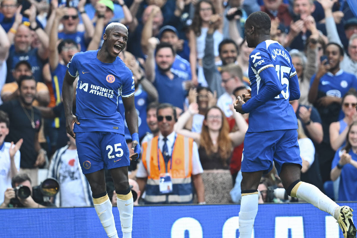 Moisés Caicedo (i) celebra el gol marcado con Chelsea en la Premier League 2023-24.