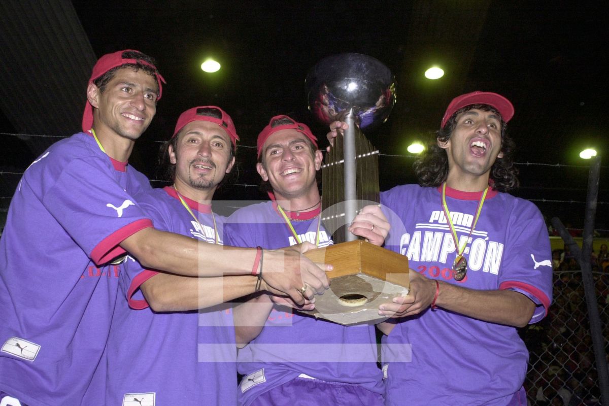 Jugadores de Olmedo de Riobamba con el trofeo de campeones del campeonato 2000.