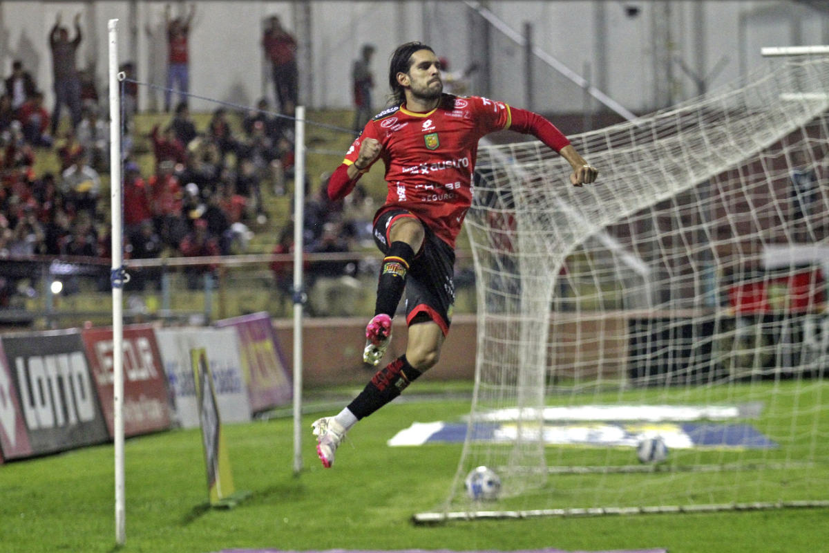 Pablo Magnín celebra uno de los tres goles realizado con el Deportivo Cuenca ante Imbabura.