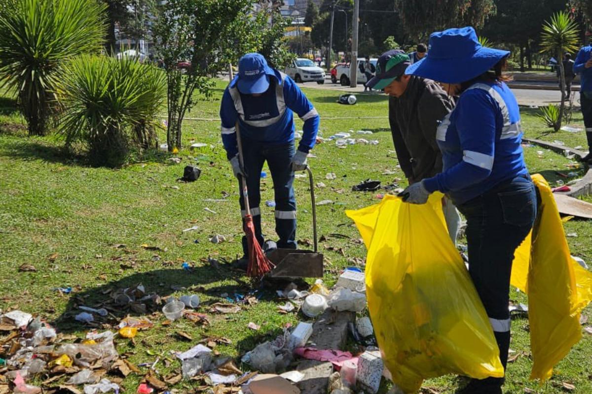 Personeros de Emaseo durante la recolección de basura en el parque El Arbolito