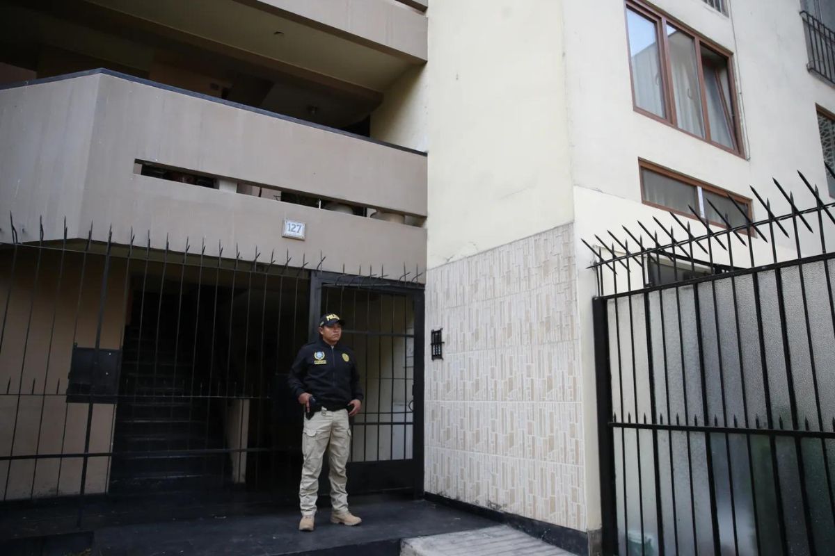 Policía resguarda el ingreso de la vivienda de Nicanor Boluarte, hermano de la presidenta de Perú Dina Boluarte.