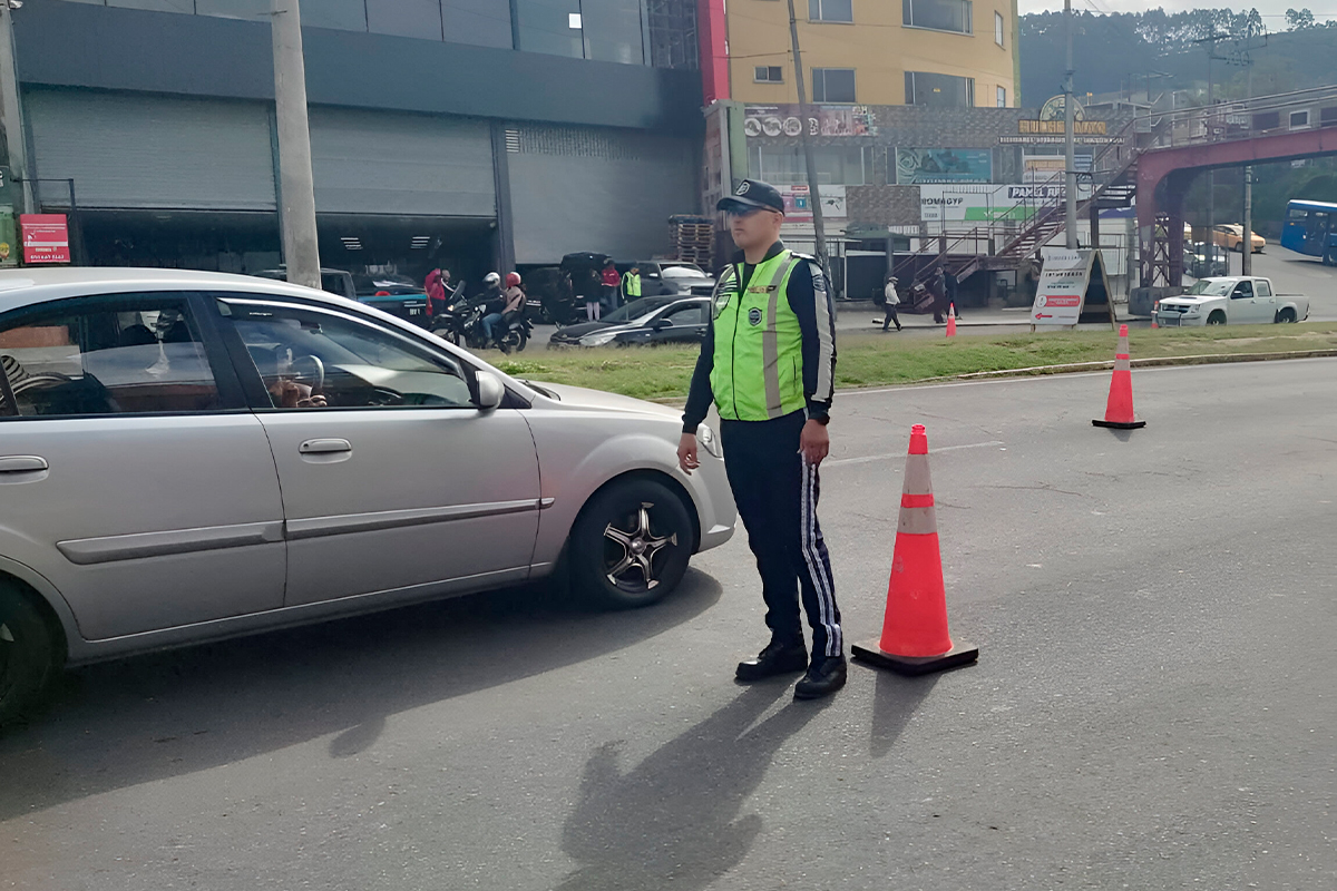 Los agentes de tránsito de la AMT se encargan de vigilar que circulen los autos con las placas permitidas en los horarios establecidos del Pico y placa. Foto: X AMT