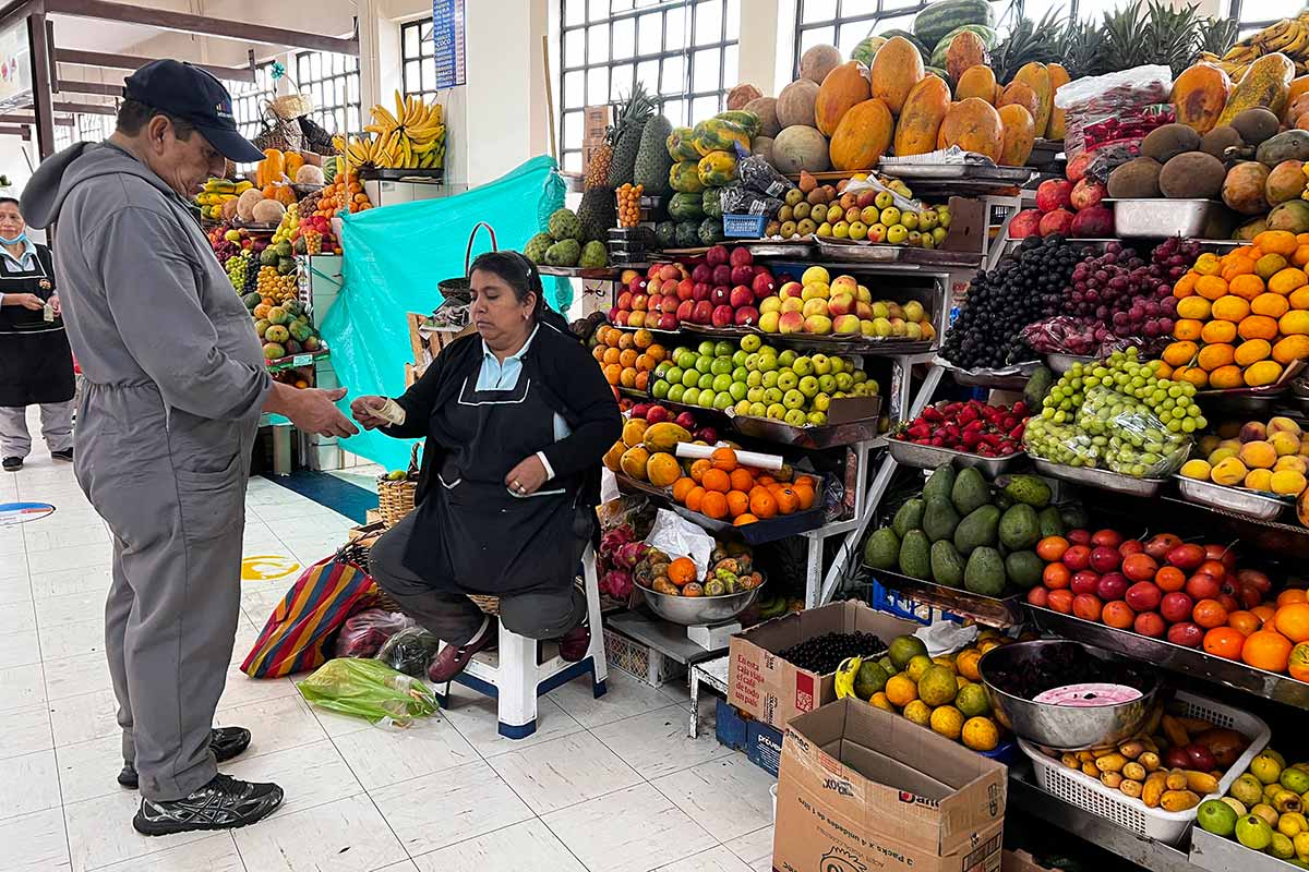 La inflación interanual alcanzó el 2,75% en abril de 2024, destacando el notable aumento en precios de productos alimenticios. La naranja es el producto que más subió de precio.