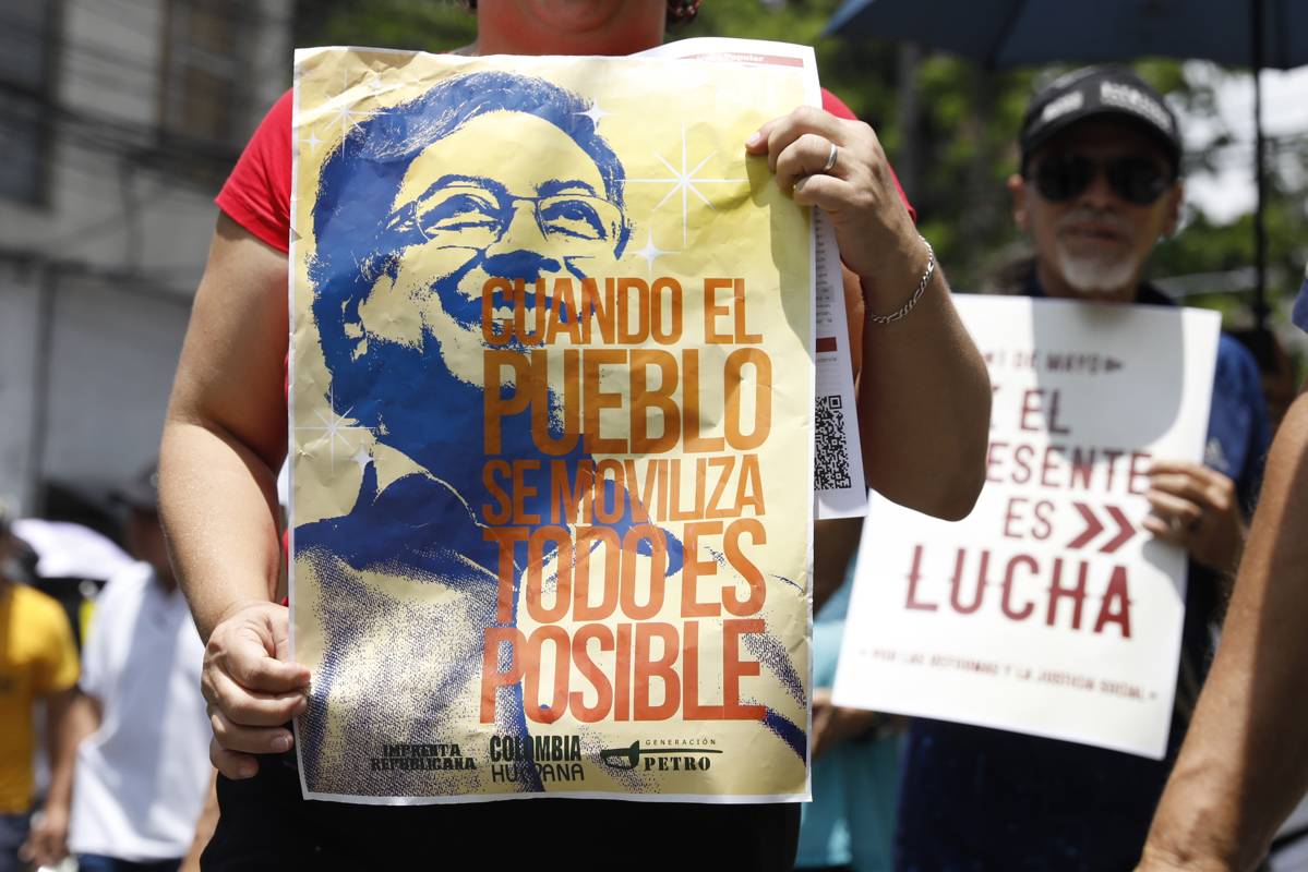 Una mujer sostiene un cartel con la imagen del presidente de Colombia, Gustavo Petro, en una marcha con motivo Día de los Trabajadores. Foto: Luis Eduardo Noriega/EFE