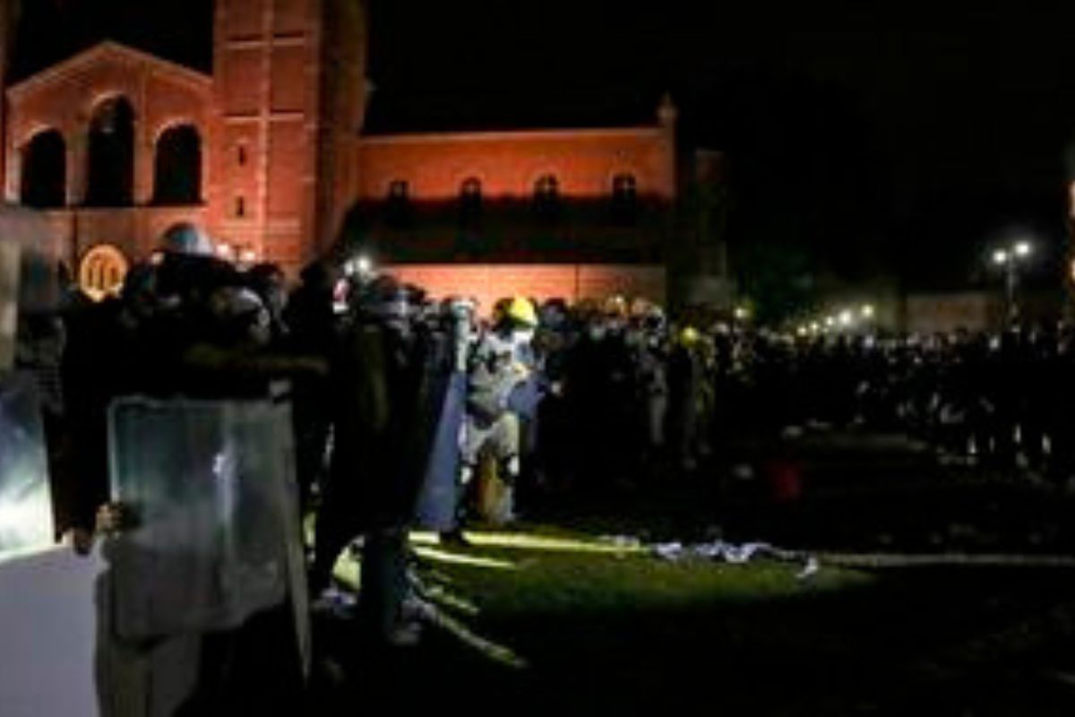 Agentes de policía se enfrentan a los manifestantes reunidos en el actual campamento de manifestantes propalestinos en el campus de la Universidad de California. Foto: EFE