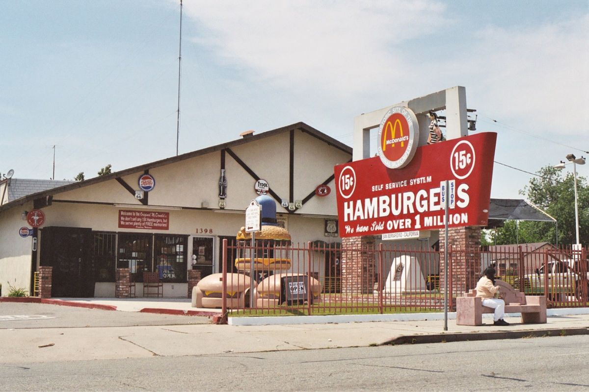 En 1954, Ray Kroc dio con un pequeño establecimiento de hamburguesas en California, iniciando así un imperio global de comida rápida. Foto: Wikipedia.