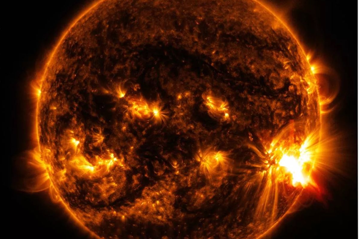 Las erupciones solares son erupciones grandes de radiación electromagnética que ocurren cerca de las manchas solares.