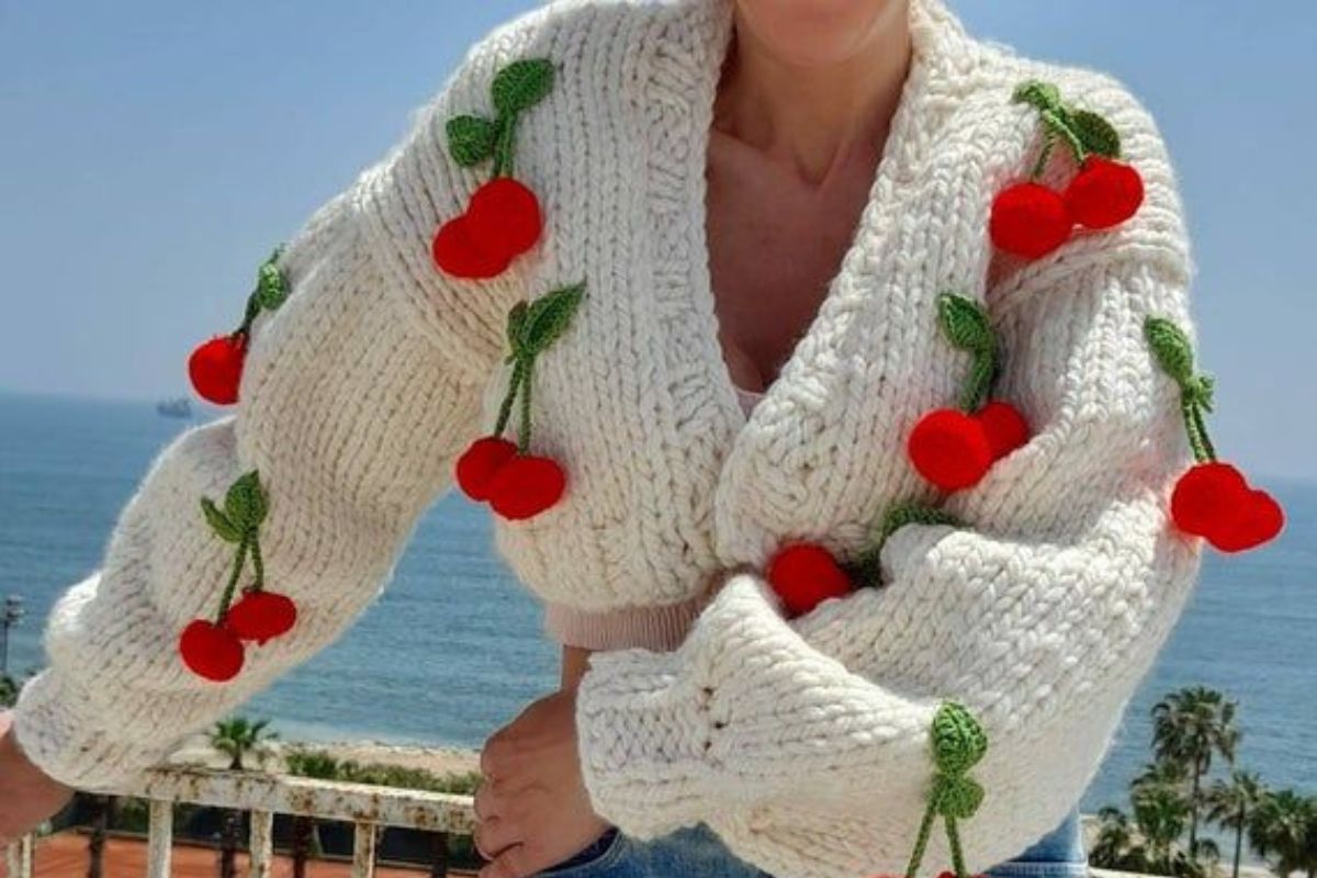 Las cerezas agregadas a este suéter blanco permiten múltiples combinaciones. Foto: Pinterest