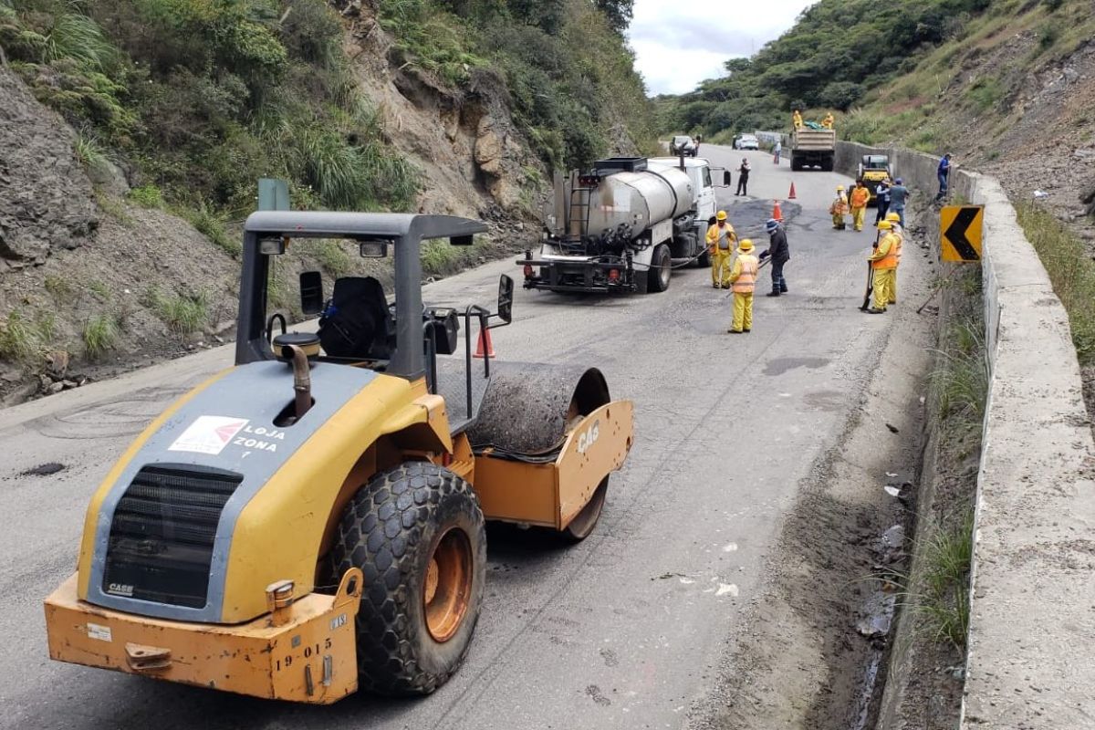 En varias vías de Ecuador, las cuadrillas se encuentran realizando trabajos. Foto: X Ministerio de Transporte y Obras Públicas