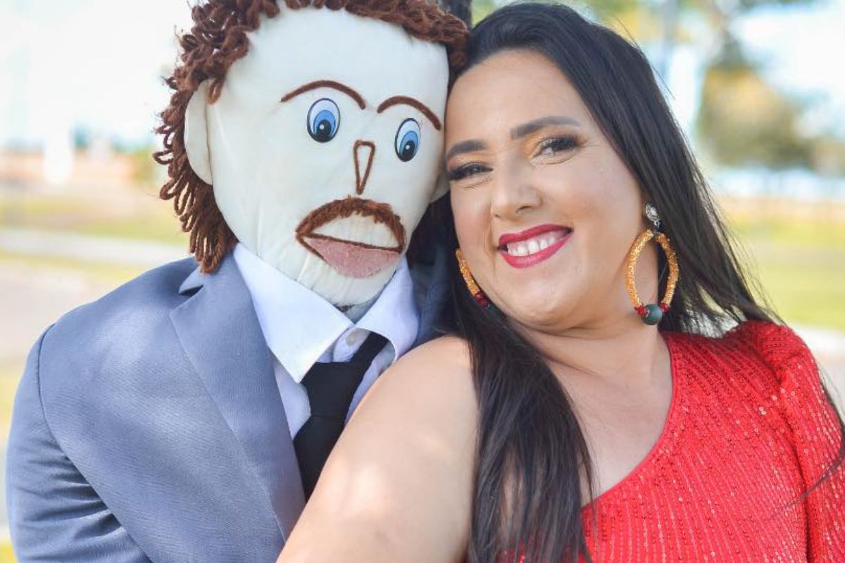 Meirivone Rocha Moraes es la mujer que se casó con un muñeco de trapo. Foto: Facebook
