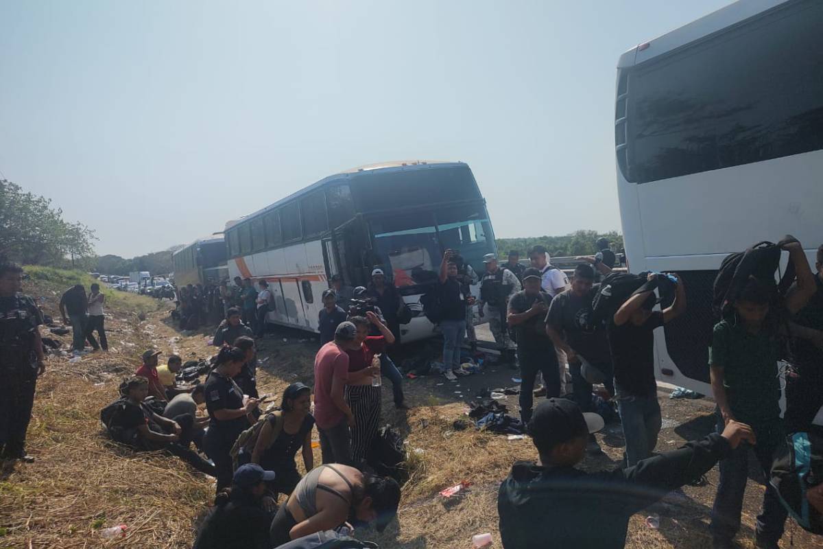 Agentes de migración de México encuentran a 407 migrantes abandonados en tres autobuses en el sur de México. Foto: INM