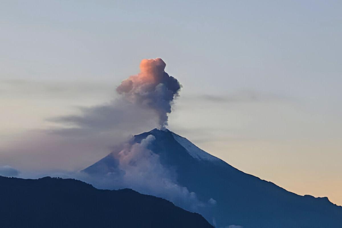 El Instituto Geofísico reportó continuas explosiones en el volcán Sangay. Foto: Archivo/ Secretaría de Riesgos