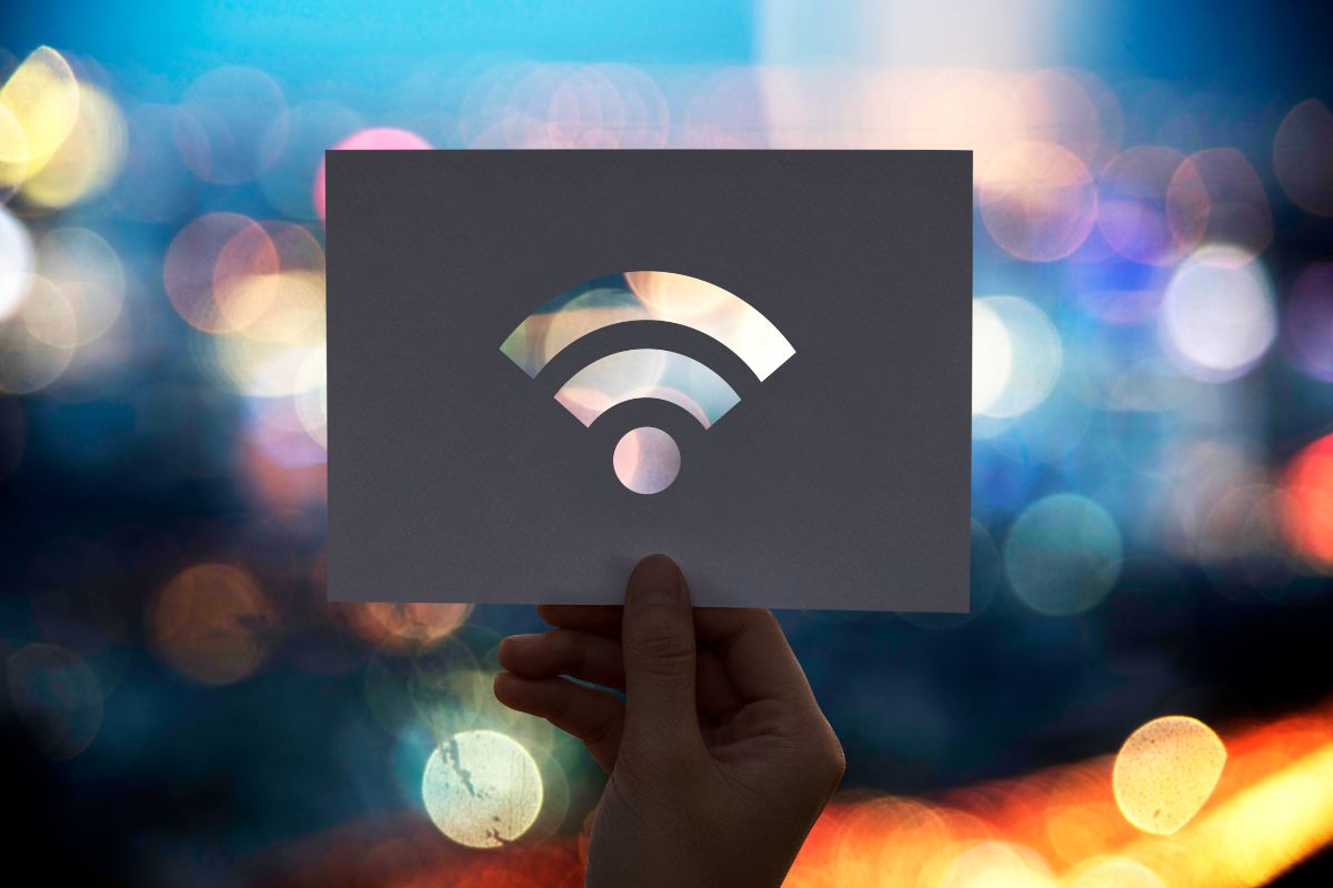 Para evitar dispositivos desconocidos conectados a tu wifi es necesario también establecer una contraseña robusta. Foto: Freepik