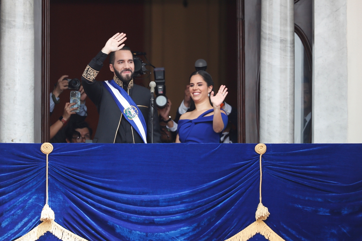 El presidente de El Salvador, Nayib Bukele, acompañado de su esposa, Gabriela Rodríguez, asiste a la ceremonia de investidura, en la Plaza Gerardo Barrios de San Salvador. Foto: EFE