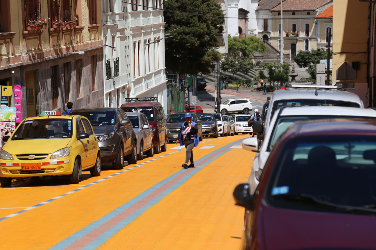 La calle Caldas fue pintada de color naranja. Foto: Julio Estrella / EL COMERCIO.