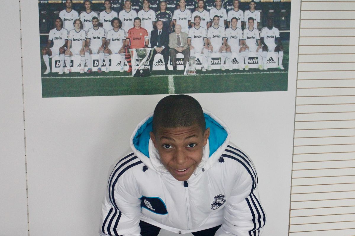 Kylian Mbappé de niño con la indumentaria del Real Madrid, su nuevo equipo desde este 2024.