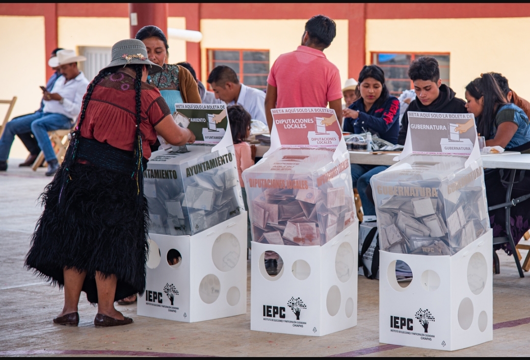 Indígenas votan en las elecciones generales mexicanas este domingo en un colegio electoral de la comunidad de San Juan Chamula, en Chiapas. Foto: EFE