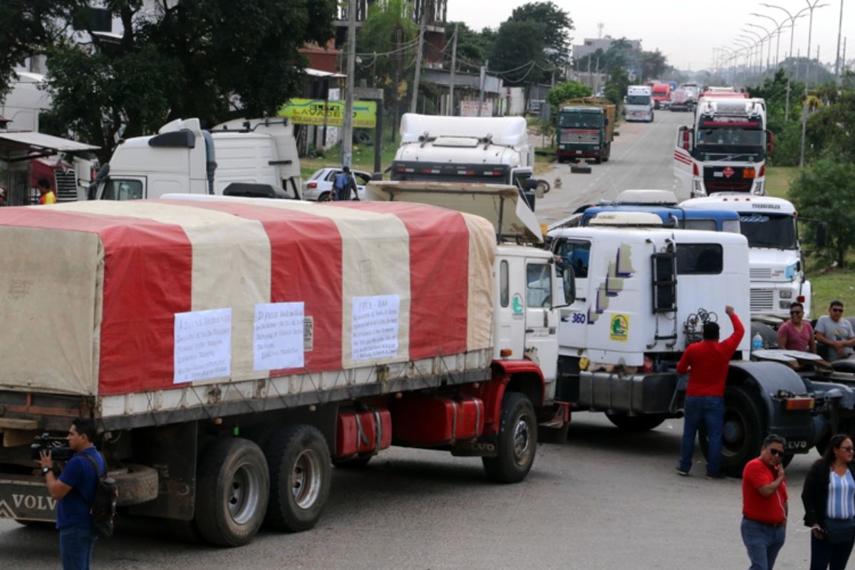 Transportistas bloquean la entrada de la refinería Guillermo Elder Bell este lunes, en Santa Cruz (Bolivia).