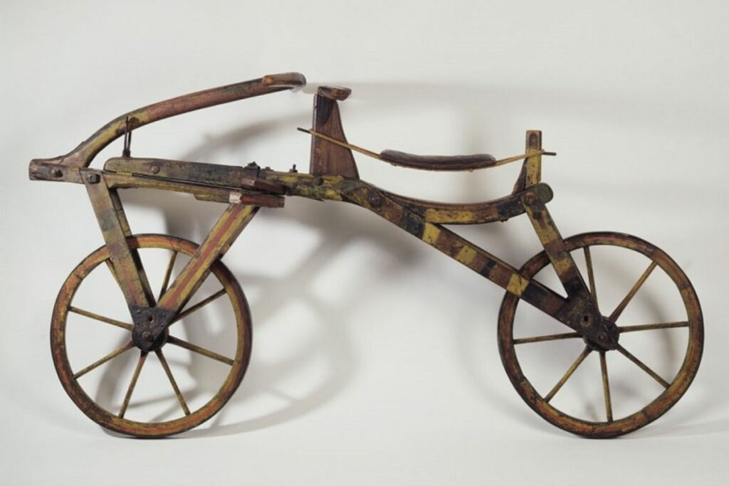 La evolución de la bicicleta, desde su primer modelo de madera sin pedales en 1817 hasta la moderna y versátil de 1885. Foto: ausstellungen.deutsche-digitale-bibliothek.de.