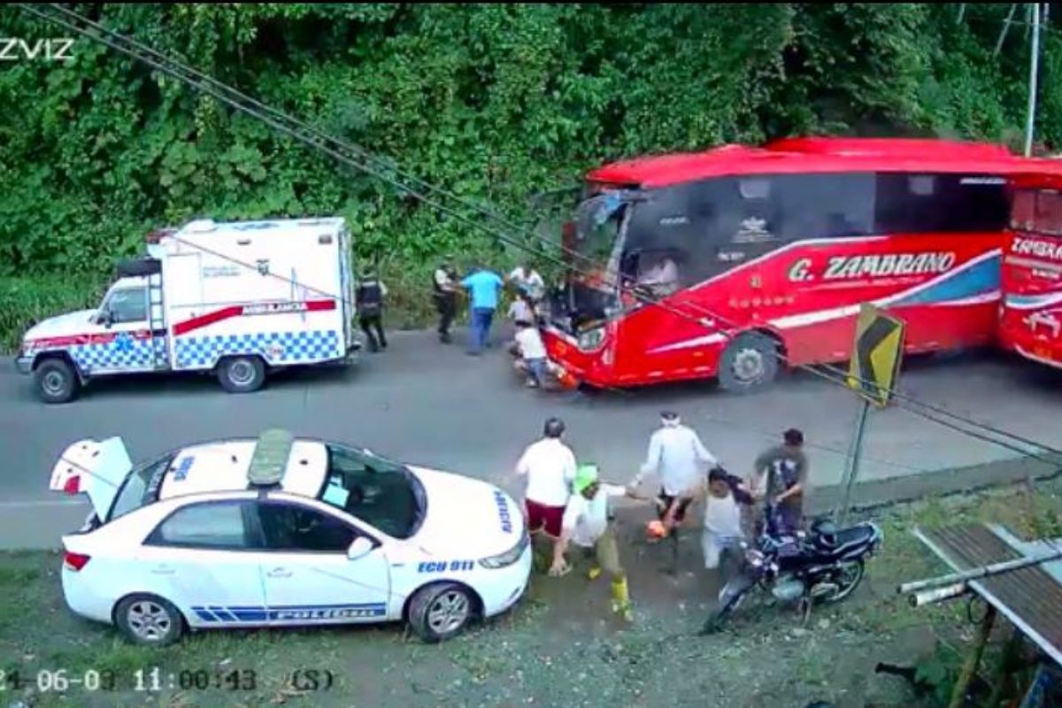 El bus rojo arrolla a heridos y paremédicos en la carretera Quinindé - Esmeraldas. Foto: captura de pantalla video X We News.