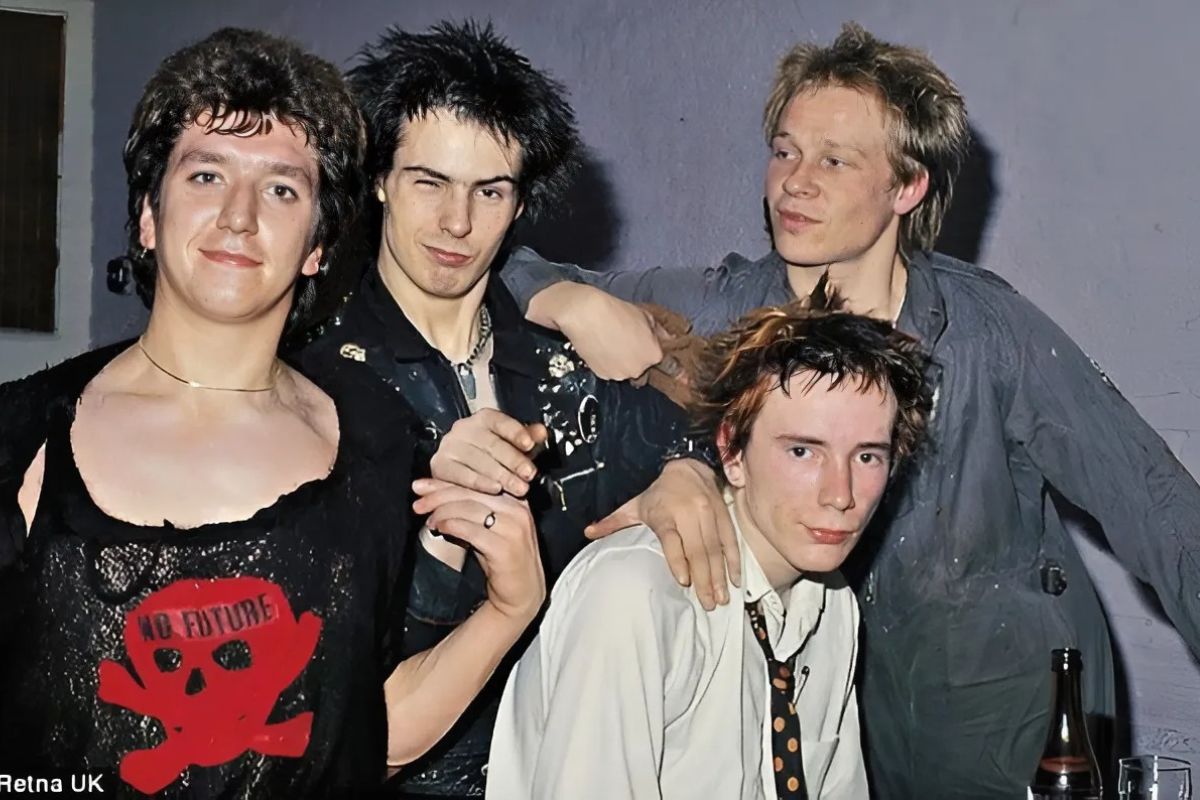 El ascenso meteórico de los Sex Pistols, liderados por Malcolm McLaren, desafió las convenciones musicales y sociales. Foto: Pinterest.